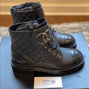 100% authentic stunning Chanel boots with cc logo